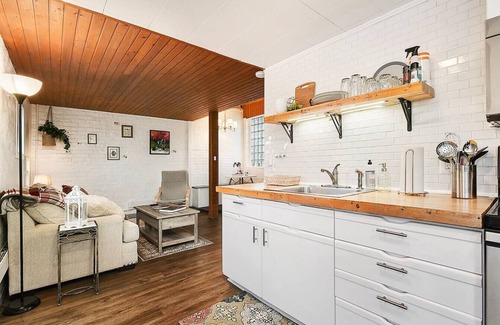 Crafton House | Quiet Loft w/Deck, Parking - Bright & Beautiful