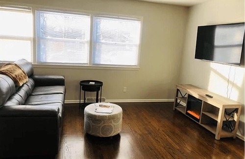 Shorewood House | QUIET Milwaukee Suburb Hideaway - Lake Retreat - Close to Downtown Milwaukee