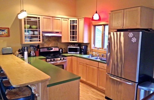 Bridgewater Corners House | Quiet Modern Luxury Home w/Memory Foam Beds, FAST WiFi and Full Kitchen