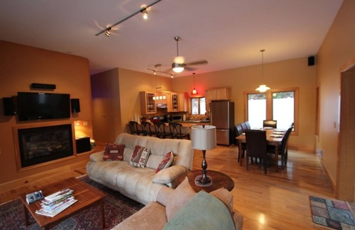 Bridgewater Corners House | Quiet Modern Luxury Home w/Memory Foam Beds, FAST WiFi and Full Kitchen