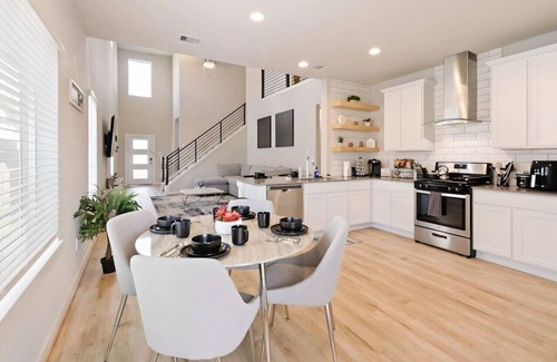 Southeast Houston House | Quiet Modern Stay: Free Snacks & Near NRG