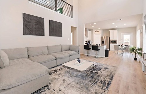 Southeast Houston House | Quiet Modern Stay: Free Snacks & Near NRG