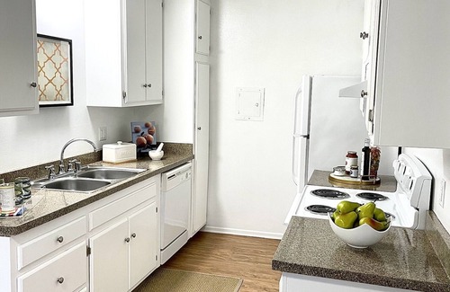 Southwest Anaheim Apartment | Quiet Modern Stay in Anaheim! Close to Disneyland and Knotts!