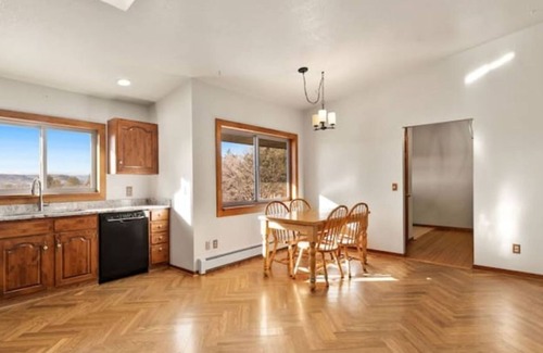 Castle Rock House | Quiet Mountain like Escape