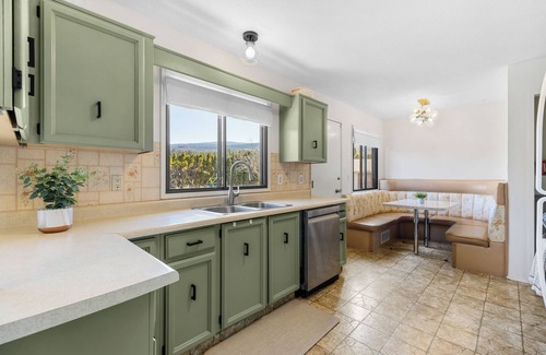 Southeast Kelowna House | Quiet, Mountainview, Country-in-the-City Home, minutes to downtown and beaches