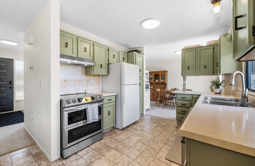 Southeast Kelowna House | Quiet, Mountainview, Country-in-the-City Home, minutes to downtown and beaches