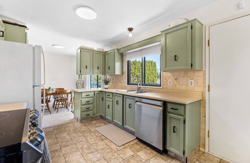 Southeast Kelowna House | Quiet, Mountainview, Country-in-the-City Home, minutes to downtown and beaches
