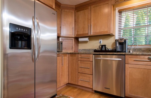 Malden House | Quiet Neighborhood, Close to T, Free Wifi, Cable. Washer & Dryer, A/C, Hiking.