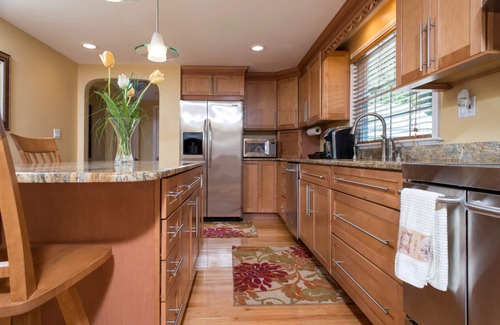 Malden House | Quiet Neighborhood, Close to T, Free Wifi, Cable. Washer & Dryer, A/C, Hiking.