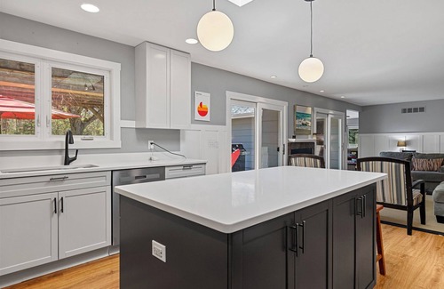 Union Pier House | Quiet Neighborhood Large yard Firepit Pond Hot Tub