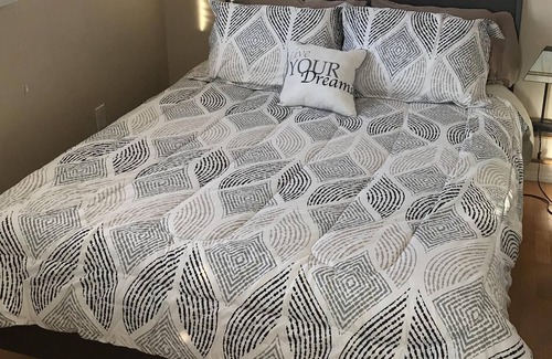 Altadena Apartment | Quiet, Non smoking Studio unit with perks near the Rose Bowl, trails, and JPL.