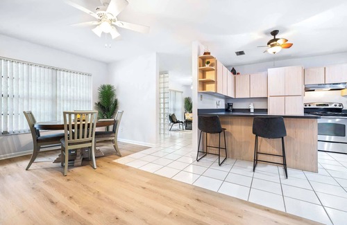 Carrollwood House | Quiet Oak Retreat – Serene 3 BDR