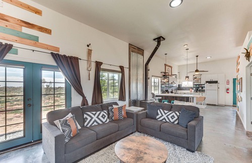 Landers House | Quiet Oasis w/Hot Tub: 21 Mi to Joshua Tree!