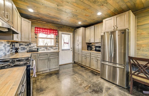 Benton House | Quiet + Peaceful Vacation Rental Home in Benton!