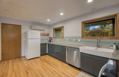 West Haven-Sylvan House | Quiet Place in the Park, 5bdrm/3bth