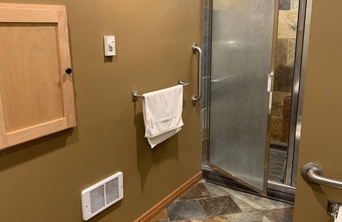 Oak Harbor Apartment | Quiet private king suite