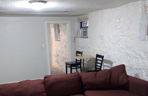 Southmoreland Apartment | Quiet & quaint Midtown Kansas City