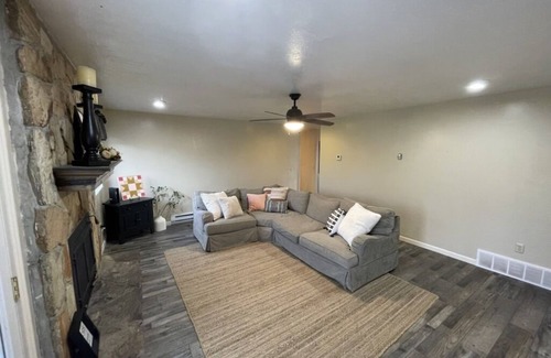 Dingle Other | Quiet & Relaxing Farm Home/15 min from lake/Big Yard/Fun Games