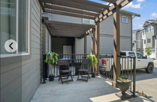 Central Okanagan House | Quiet relaxing luxury townhome in lake country
