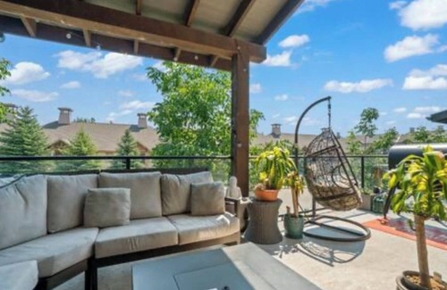 Central Okanagan House | Quiet relaxing luxury townhome in lake country