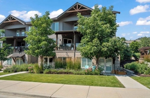 Central Okanagan House | Quiet relaxing luxury townhome in lake country