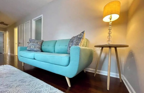 Petersburg House | Quiet relaxing stay in a trendy 3 bedroom home.