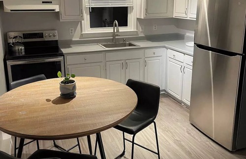 Petersburg House | Quiet relaxing stay in a trendy 3 bedroom home.