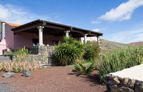 Tetir House | Quiet Rural House Ten Minutes From The Beach