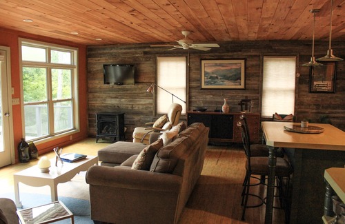 Bostic House | Quiet sanctuary for two facing South Mountain State Park