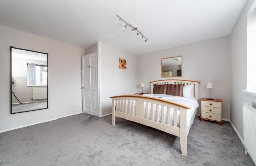 Edmonton Apartment | Quiet & Spacious 2BR Flat wGarden near Edmonton