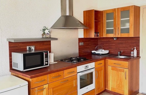Ceret Apartment | Quiet, spacious studio in the center of Céret.
