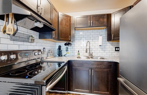 Nashville House | Quiet stay close to downtown with enclosed yard, games, smart TVs, W/D, & AC