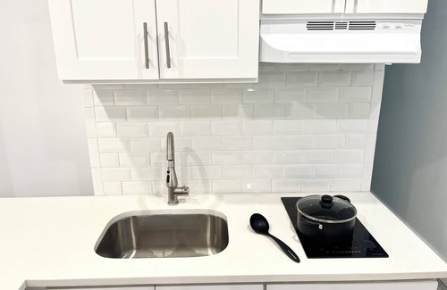 Bedford Park House | Quiet studio, 20 minute direct train ride to midtown Manhattan
