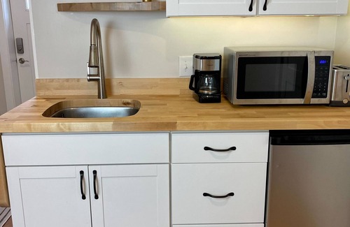 Black Mountain Apartment | Quiet studio apartment in the heart of Black Mountain. Perfect for getaways!
