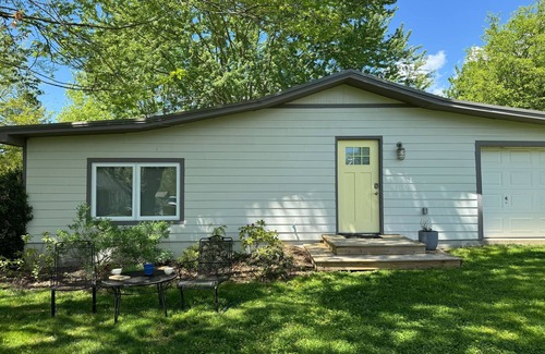 Black Mountain Apartment | Quiet studio apartment in the heart of Black Mountain. Perfect for getaways!