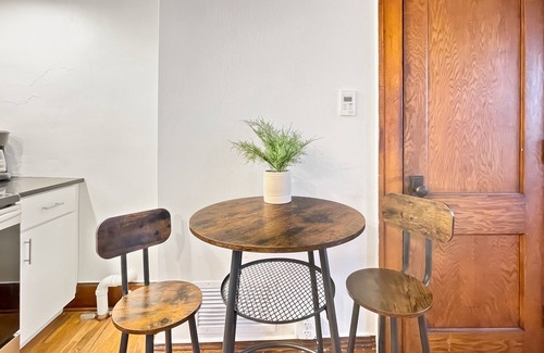 Downtown Des Moines Apartment | Quiet Studio on Grand Ave - Heart of Downtown