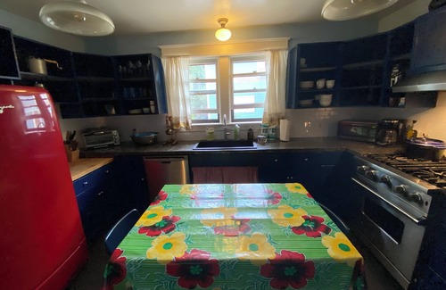 Sunnyside House | Quiet Sunnyside Bungalow in Ideal Location