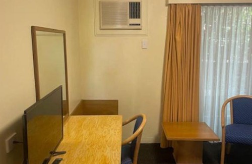 Mount Ommaney Hotel | Quiet unit in leafy hotel