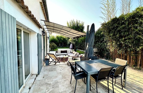 La Garde Villa | Quiet villa 10 minutes walk from the beach and close to town!