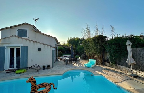 La Garde Villa | Quiet villa 10 minutes walk from the beach and close to town!