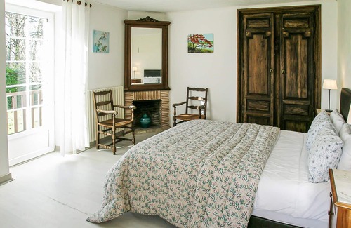 Le Change House | Quietly located in the Auvézère river valley, this elegant vacation property welcomes you on a 1 hec