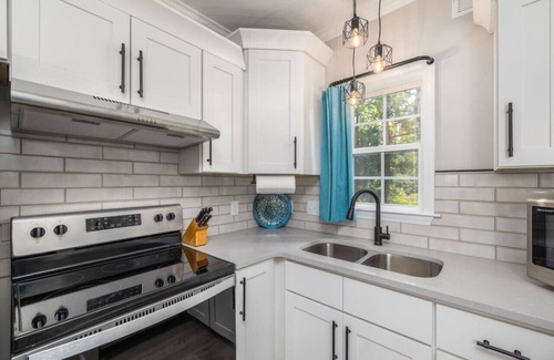 High Point House | Quietude Place · Stylish 2 Bedroom House with Full Kitchen near HPU