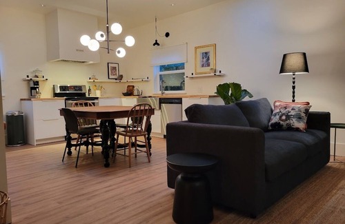 Saanich East Cottage | Quince Cottage - Quiet and relaxed