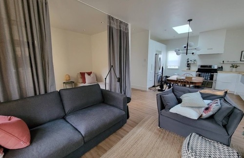 Saanich East Cottage | Quince Cottage - Quiet and relaxed
