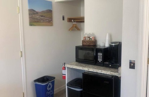 Keene Apartment | "Quinn" tessential Railfan Accommodation 2 People 13& Up, 1 Bedroom, 1 Bathroom