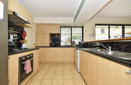 Quinns Rocks House | QUINNS RETREAT 4 bedroom 2 bathrooms with pool