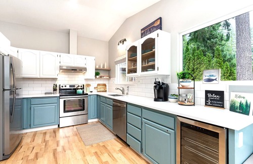 Belfair House | Quintessential cozy Lakehouse! Dogs-OK, Hot tub, Private Beach, Dock, Fireplace