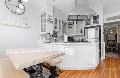 Georgetown House | Quintessential Georgetown Homestay / Wisconsin Ave