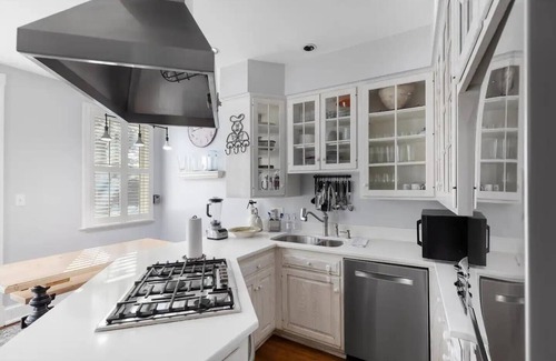 Georgetown House | Quintessential Georgetown Homestay / Wisconsin Ave