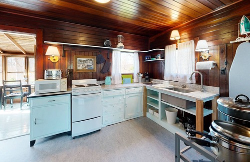 Oak Bluffs Cottage | Quintessential Martha's Vineyard cottage with yard/patio - walk to Inkwell Beach